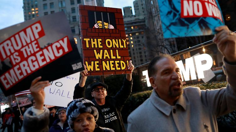 Anti-Mauer-Demo in New York: Trumps Pläne stoßen in den USA auf Widerstand.