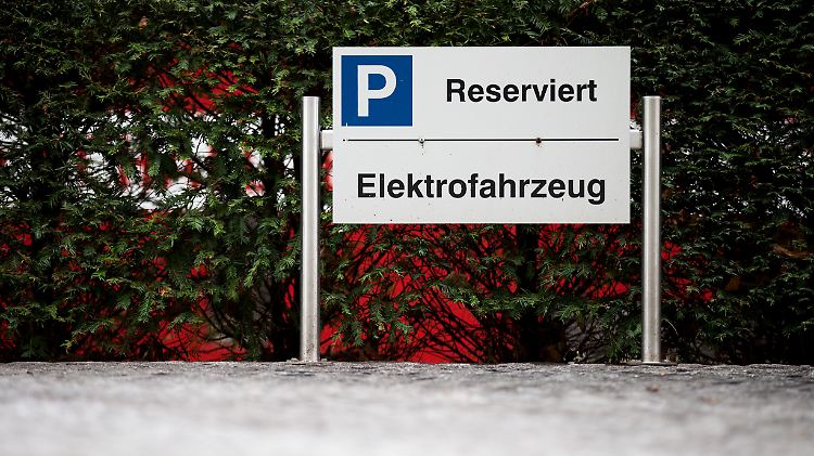 Auch bei der Parkplatzsuche kann es ein Vorteil sein, ein E-Auto zu fahren.