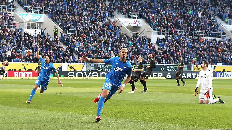 Hoffenheims Joelinton wurde von hannover schon nach vier Minuten zu einem Tor eingeladen - und nahm dankend an.