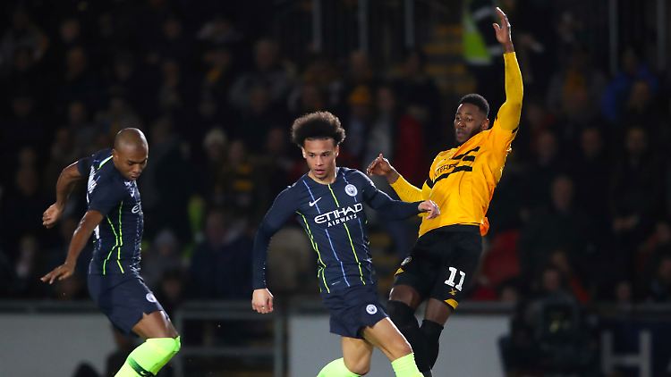 Sieht eleganter aus als es war: Die Herren Fernandinho (l) und Sane von Manchester City sowie Matt von Newport County bei der Arbeit.