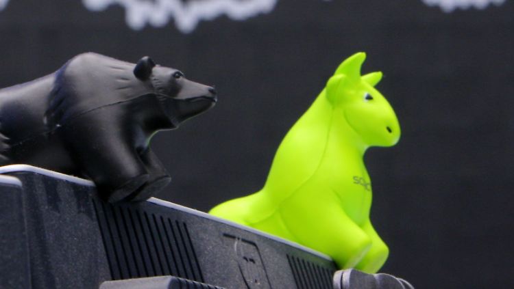Bulle und Bär: Symbole für sinkende und steigende Aktienkurse.