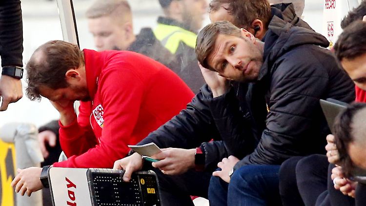 Markus Weinzierl kann kaum noch hinsehen. Thomas Hitzlsperger macht sich Gedanken.