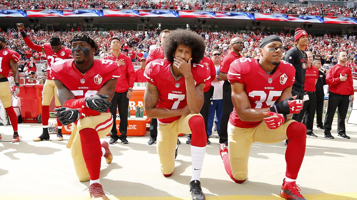 Colin Kaepernick (M) hatte zuletzt für die San Francisco 49ers gespielt.