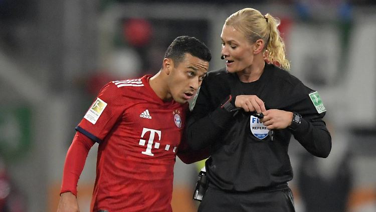 Hat in der Bundesliga das Sagen, darf im Iran aber nicht gezeigt werden: Bibiana Steinhaus (r).