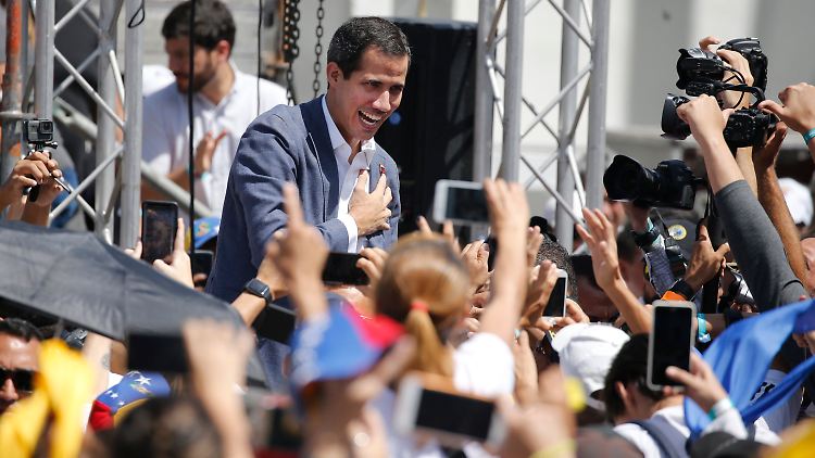 Der venezolanische Oppositionsführer Guaidó will humanitäre Hilfe mit Tausenden Helfern ins Land holen.