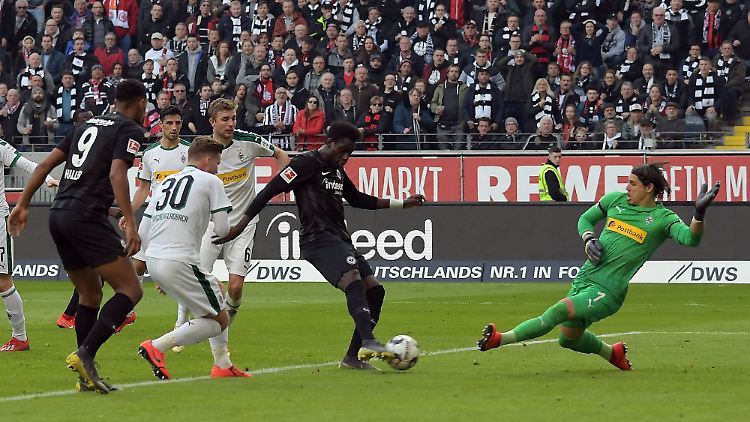 Danny da Costa versetzt Borussia Mönchengladbach den Tiefschlag kurz vor der Pause.