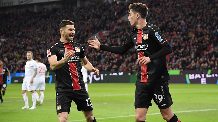 Lucas Alario und Kai Havertz bejubeln den Leverkusener Heimsieg gegen Düsseldorf.