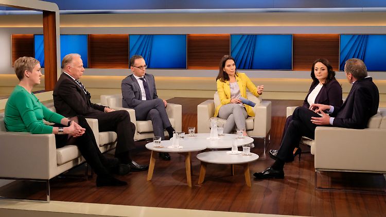 "Die neue Welt-Unordnung - muss Deutschland mehr Verantwortung übernehmen?", fragte Anne Will in die hochkarätig besetzte Runde.