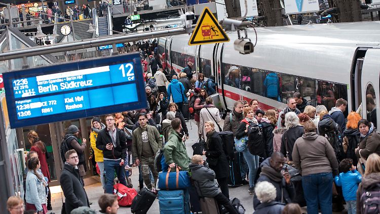 Reisende steigen am Hamburger Hauptbahnhof in einen ICE ein.
