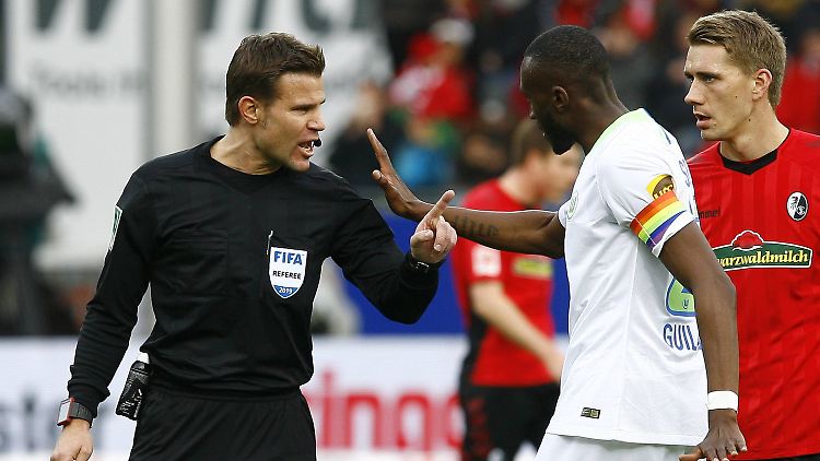 Felix Brych im vollen Einsatz.