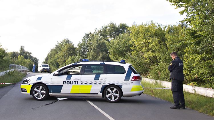 Eine dänische Polizeistreife sperrt eine Straße.