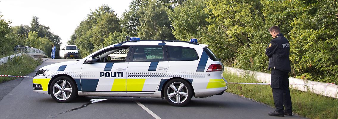 Eine dänische Polizeistreife sperrt eine Straße.