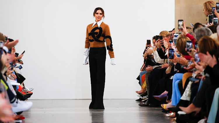 Victoria Beckham trat nicht nur als Designerin in Erscheinung, sondern auch als Model für ihre eigenen Klamotten.