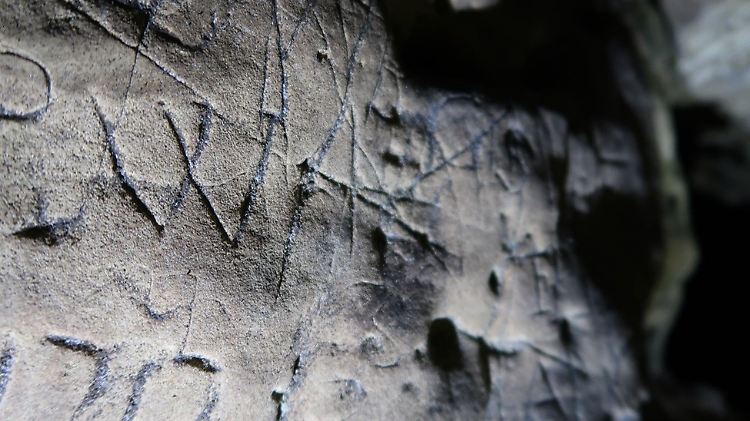 Ein umgedrehtes "M" steht für die Jungfrau Maria - die Symbole sollen böse Geister im Zaum halten.