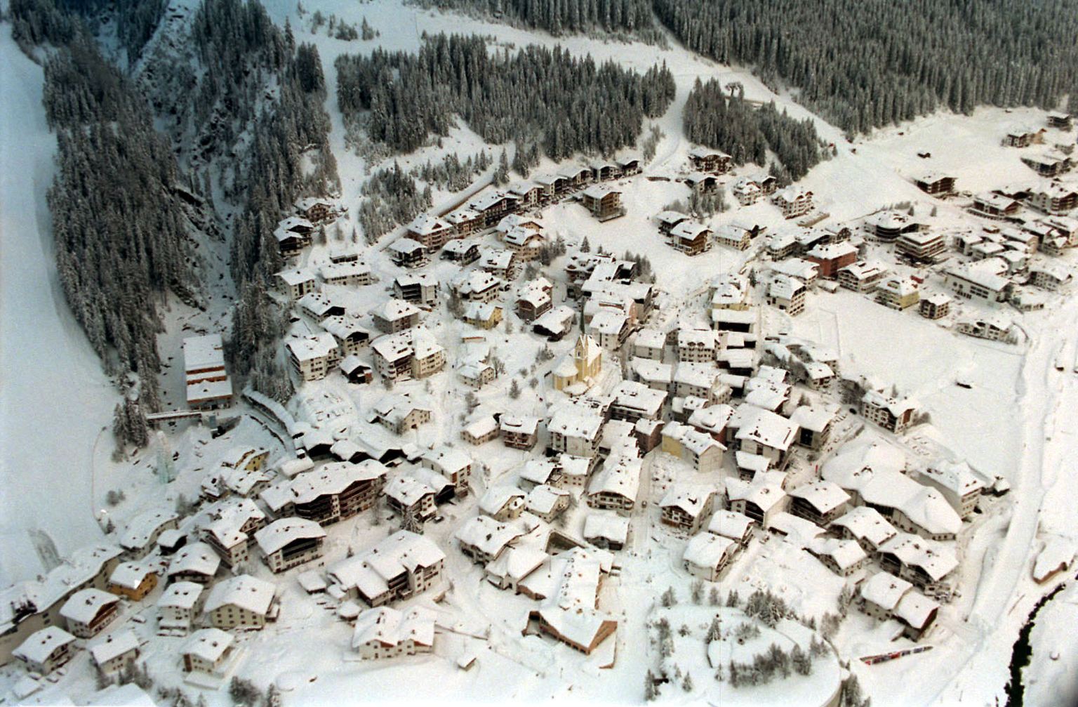 Vom 27. Januar bis zum 24. Februar 1999 schneit es in Teilen der Alpen fast pausenlos, nachdem zuvor eher Schneemangel herschte. Teils liegt nun die sechsfache Schneemenge des 100-jährigen Mittelwerts.
