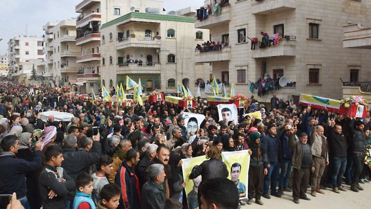 In Afrin gedenken Kurden im Kampf mit der Türkei gefallener Soldaten.