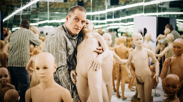 Kuschelt lieber mit Schaufensterpuppen als mit Groupies: Bela B als hellsehender Esoteriker. 