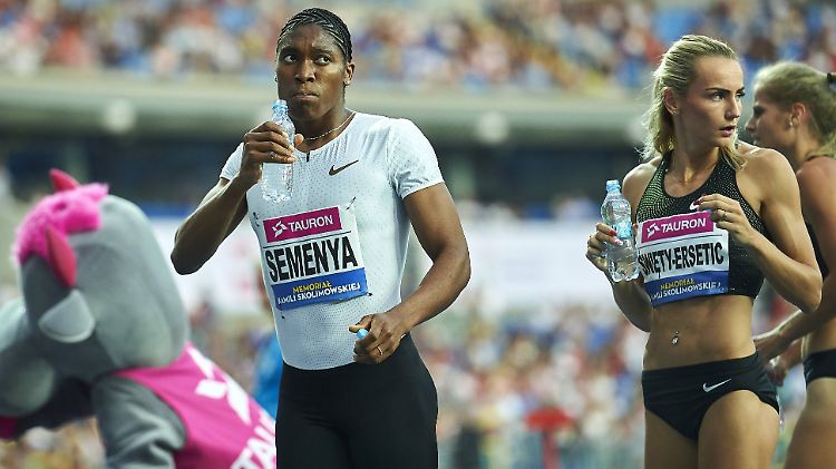 Für Caster Semenya (l.). steht seit Einführung der "Testosteron-Regel" der IAAF die Leichtathletik-Karriere auf dem Spiel.