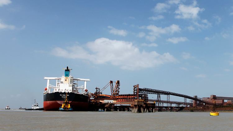 Rohstoffreicher Handelspartner in Südamerika: Erzverladung im nordbrasilianischen Hafen von Sao Louis.