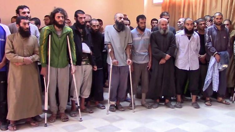 Gefangen genommene IS-Kämpfer nach der Befreiung der syrischen Stadt Rakka.