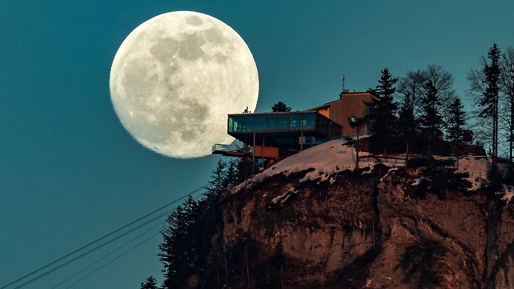 Riesig: Fast-Vollmond über der Bergstation Karren in Dornbirn (Österreich) am 18. Februar.