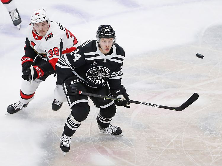 Mittendrin im NHL-Spektakel: Dominik Kahun (r.) von den Chicago Blackhawks.