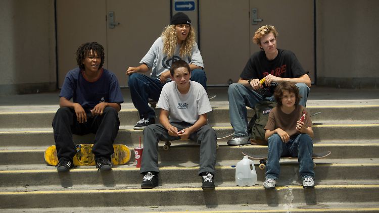 Ray, Fuckshit, Ruben, Fourth Grade und Stevie (v.l.) mit ihren Skateboards - sie sitzen irgendwo, wo sie nicht sein dürften.