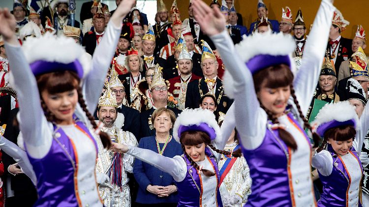 Na? Ist das nicht lustig? Kanzlerin Merkel "erträgt" den Karneval.