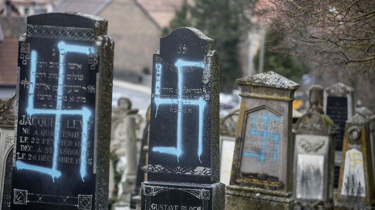 Rund hundert Grabsteine wurden im Elsass beschmiert.