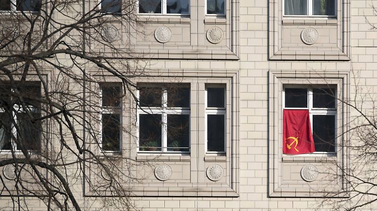 Symbol des "Wohnungskampfs": Berliner Politiker haben gefordert, Häuser des Immobilienkonzerns Deutsche Wohnen in der Karl-Marx-Allee zu enteignen. 