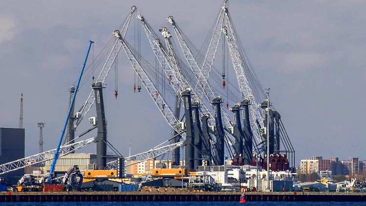 Deutsche Waren - hier Krane von Liebherr in Rostock - sind weltweit gefragt.