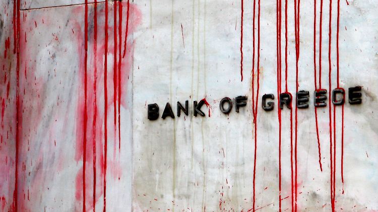 Farbbeutel treffen die Fassade der griechischen Nationalbank.