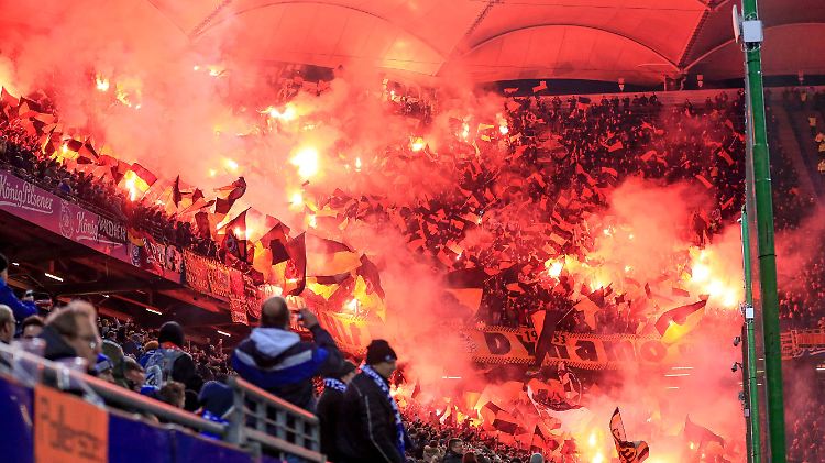 Fans von Dynamo Dresden haben Bengalos im Gästeblock des Hamburger Volksparkstadions gezündet.