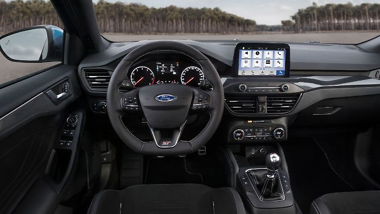 Innen sind es die Recaro-Sportsitze und digitale Anzeigen für Ladedruck, Öldruck und Temperatur, die den Fucus zum ST machen.