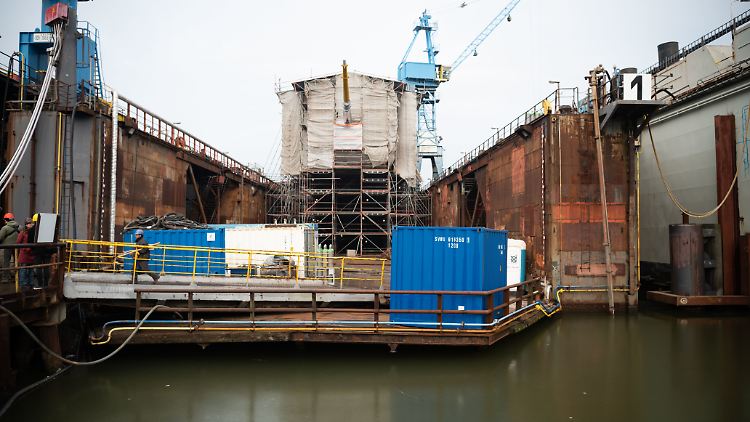 Nach dem vorläufigen Zahlungsstopp der Marine droht der Elsflether Werft, die die "Gorch Fock" seit Jahren repariert, offenbar die Insolvenz.