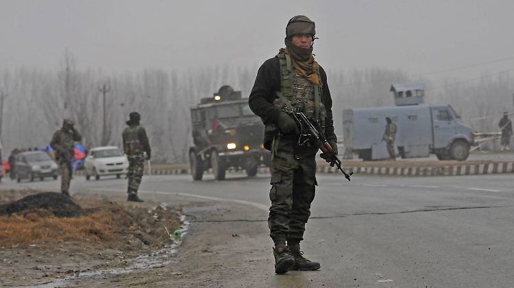 Am Tatort im Bezirk Pulwama, 25 Kilometer südlich von Srinagar: Der Anschlag auf indische Sicherheitskräfte im Bundesstaat Jammu und Kashmir riss 41 Menschen in den Tod.
