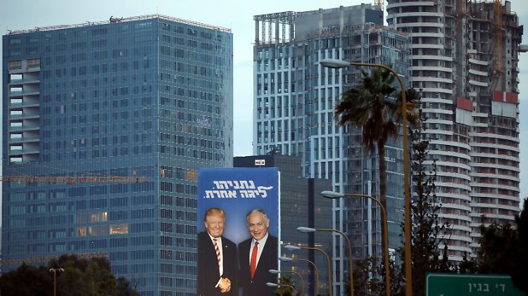 "Eine andere Liga": Wie Trump nennt Netanjahu kritische Medien "Fake News" (Wahlplakat an einer Hauptstraße in Tel Aviv).