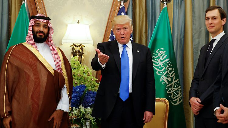 Staatsbesuch mit Schwiegersohn: US-Präsident Donald Trump war erst vergangenen Oktober mit Jared Kushner (r.) beim saudischen Kronprinzen Mohammed bin Salman (l.) in Riad zu Gast.