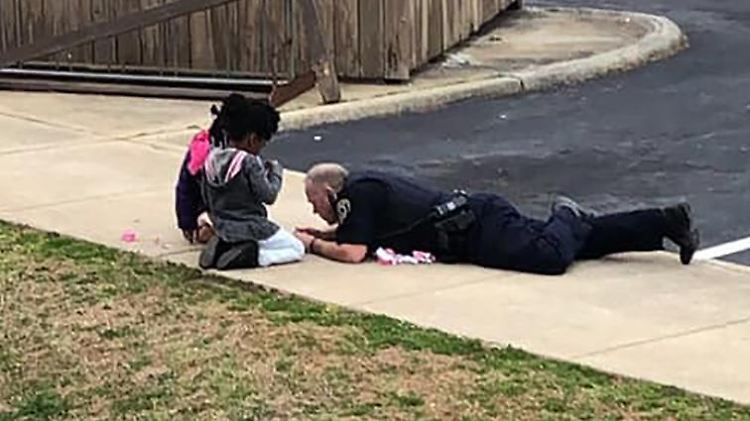 Verspielter US-Cop.jpg