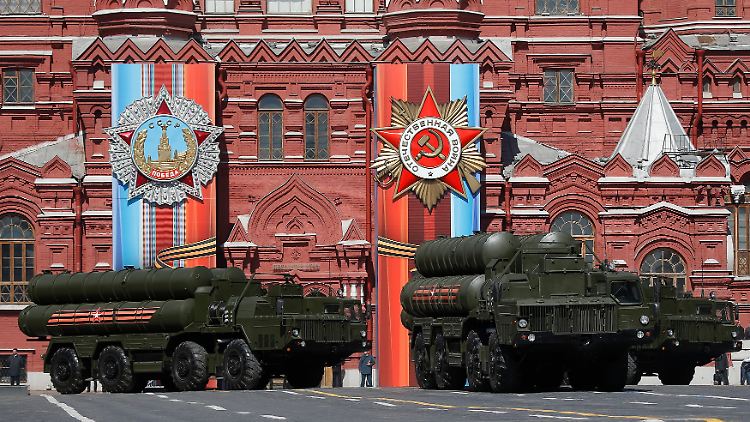 Größere Reichweite, stärkere Raketen: Trägerfahrzeuge des russischen Luftabwehrsystems S-400 bei einer Parade in Moskau.