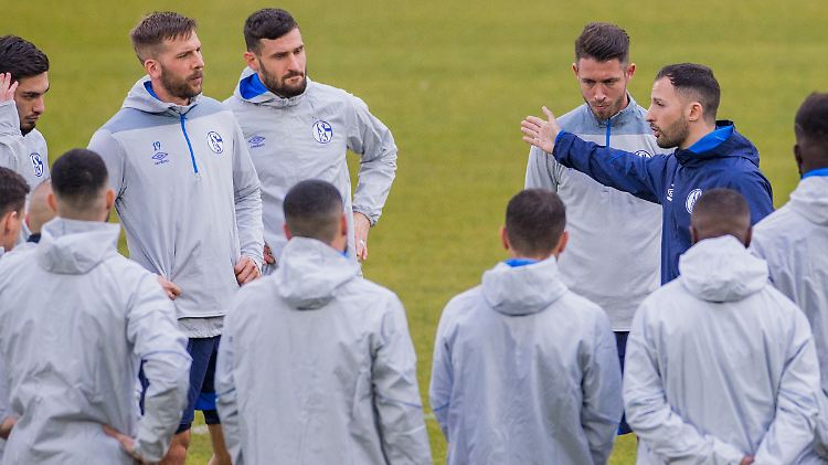 Mehr Krisengespräch als Training: Beim FC Schalke 04 läuft es weiterhin äußerst mau.