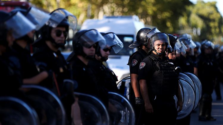Polizisten sind während einer Demonstration im Dienst. Eine Sondereinheit der venezolanischen Polizei soll Menschenrechtsverletzungen begehen. 