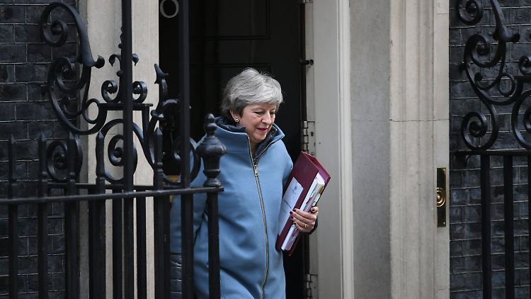 Bald allein zu Haus? Premierministerin May verlässt Downing Street Nr. 10.