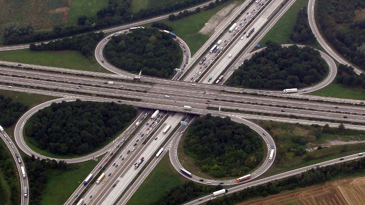 Am Autobahnkreuz Walldorf trifft die A6 auf die A5.