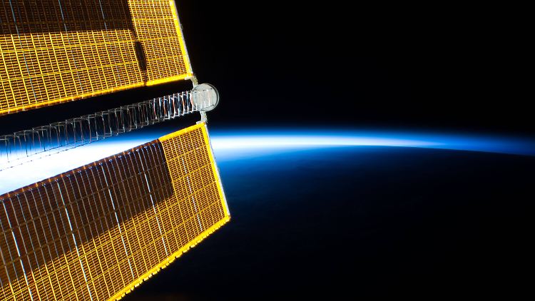 Solarpaneel der ISS - in großem Maßstab könnte im All die Energie der Sonne für Menschen auf der Erde nutzbar gemacht werden.