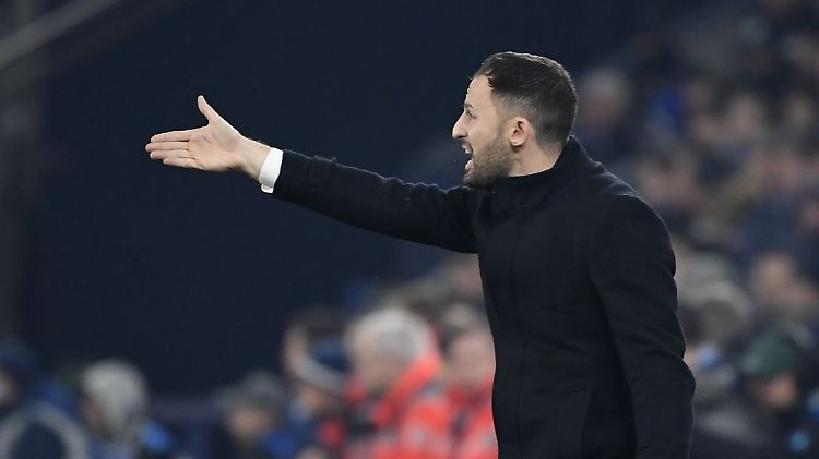 Schalkes Trainer Tedesco erlebt gegen Manchester City ein Wechselbad der Gefühle.