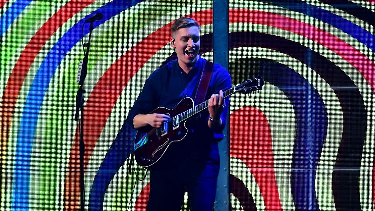 George Ezra gewinnt und performt bei den Brit Awards.