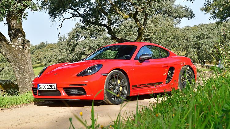 Der 718 Cayman T steht auf 20-Zoll-Rädern mit Mischbereifung und trägt seine Hoheitszeichen auch an der Tür.