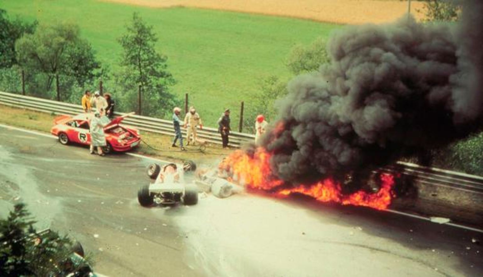Niki Lauda kennt die "Grüne Hölle". Sein Ferrari wurde auf dem Nürburgring in der Eifel zur Falle an diesem schwülen Sommertag im Jahr 1976, 800 Grad Hitze umschlossen ihn.