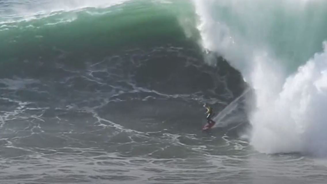 McNamara Surfer Welle.JPG